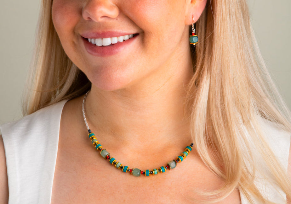 Como: sea green stone necklace
